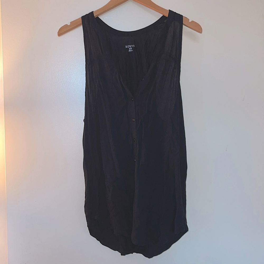 Black Merona button down tank top with small design in stitching 🧵 🥰